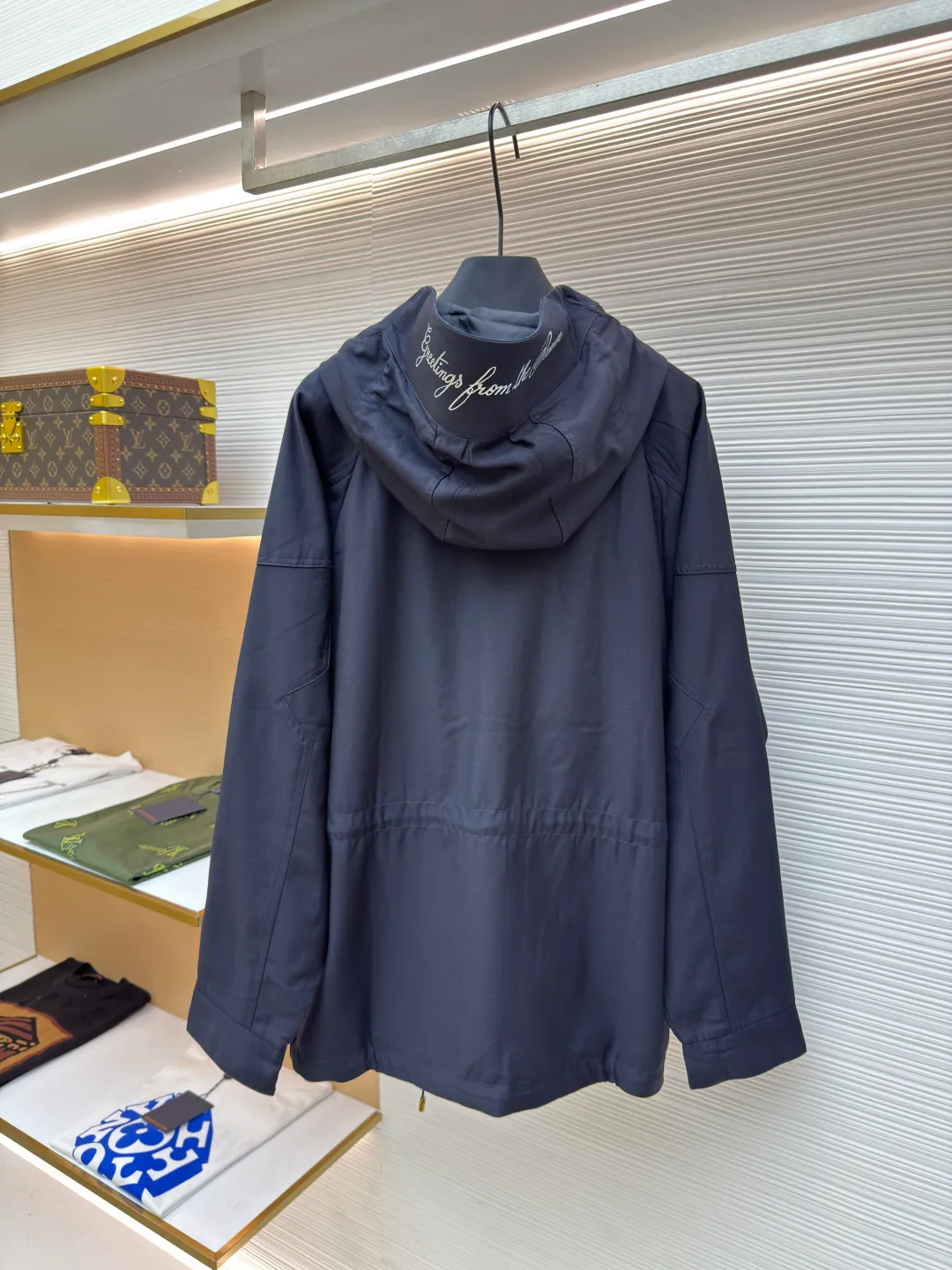 LOUIS VUITTON hooded windbreaker jacket ●Authentic product: Purchased and developed for 31000 ●Item number: 1680632-C10 ●Fabric: waterproof fabric ●Technology: made on positioning cutting machine ●Version: fitted version ●Weight: about 1150 grams ●Size: 42-44-46-48 ●Description: Made of customized Tri-Durance waterproof and rainproof fabric , a full set of accessories are customized, YKK two-way zippers, and all hardware are molded and customized to provide the performance required in the alpine environment. It is thin and wear-resistant, windproof, waterproof and breathable. It is suitable for a variety of activities. It is compatible with StormHood™. The hood is well protected and does not affect the line of sight. Step in The pockets are equipped with WaterTight™ zippers for easy access to items, and the zippers facilitate quick ventilation. The splicing design allows for free movement. There is a logo print on the chest, a printed design on the brim, and engraved buttons on the cuffs. The overall routing is straight and delicate. The fabric is comfortable and soft, with consistent colors and no color difference. It can be matched with the same style to create a fashionable look, and can be used in various occasions. Customized accessories, complete with three standards, same style for men and women!